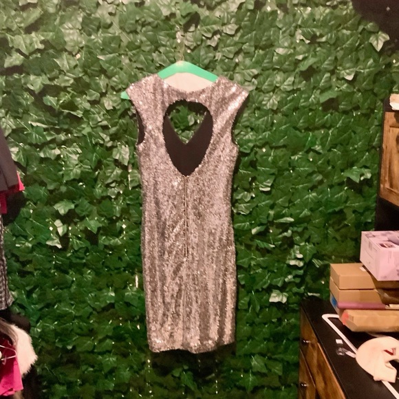 Sleeveless silver sparkle dress - Picture 4 of 5